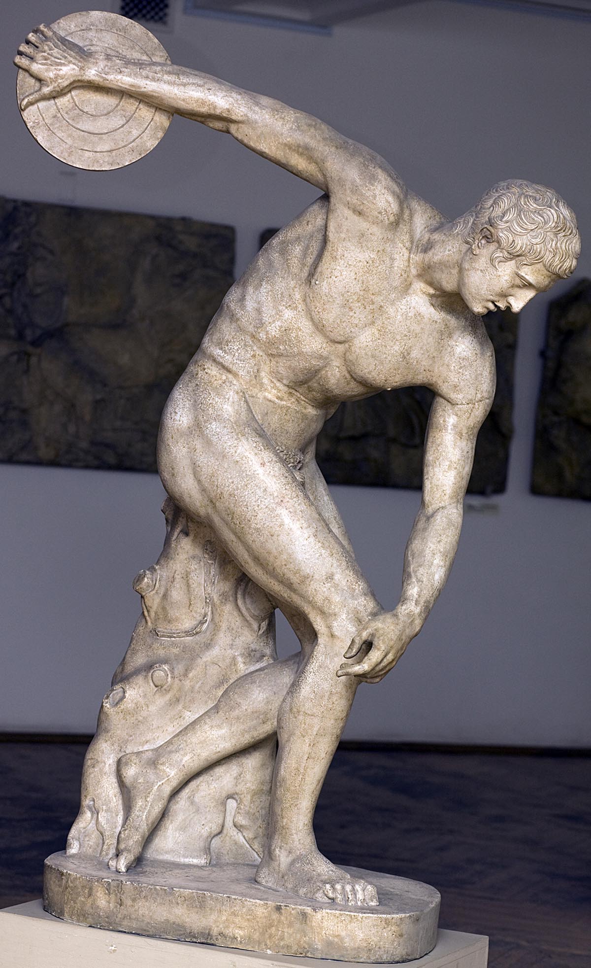 Укажите название скульптуры. Дискобол скульптура древней Греции.